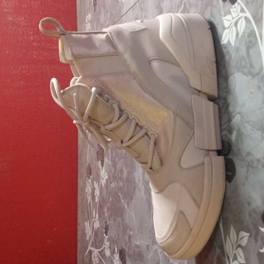 Women's Pink Converse sneakers size 7. - Picture 5 of 5